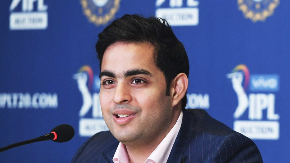 শুধু মাত্র ক্রিকেটই নয়, ফুটবল খেলারও ভক্ত তিনি। তাঁর প্রিয় দল আর্সেনাল। খেলাধুলো সংক্রান্ত বিভিন্ন স্মারক নিজের সংগ্রহে রাখেন আকাশ। তাঁর কাছে আর্সেনালের কয়েকটি জার্সি রয়েছে। এমনকি, ১৯৮৩ সালের বিশ্বকাপ ফাইনালে সুনীল গাওস্কর যে ব্যাট দিয়ে খেলেছিলেন, তা-ও সংগ্রহে রেখেছেন তিনি।