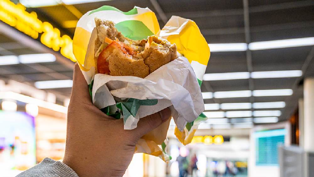 সঙ্গে খালি জলে বোতল নিয়ে এসে বিমানবন্দর থেকে ভরে নিন।