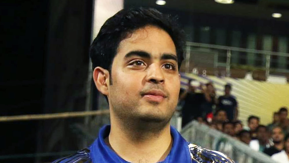 তাঁর বিলাসবহুল গাড়ির সংগ্রহও দেখার মতো। রোলস রয়েজ, মার্সিডিজ বেন্‌জ, বিএমডব্লিউ, রেঞ্জ রোভার সিরিজের বিভিন্ন গাড়ি কিনেছেন তিনি। প্রতিটি গাড়ির মূল্য তিন থেকে ছয় কোটি টাকা।