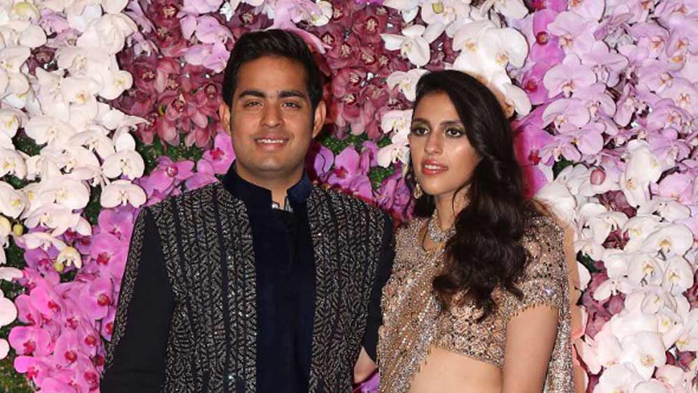 ২০১৮ সালের মার্চে আকাশের সঙ্গে তাঁর ছোটবেলার বান্ধবী শ্লোক মেহতার আশীর্বাদ সম্পন্ন হয়। গোয়ার একটি বিলাসবহুল রিসর্টে তাঁদের আশীর্বাদের অনুষ্ঠান হয়েছিল।