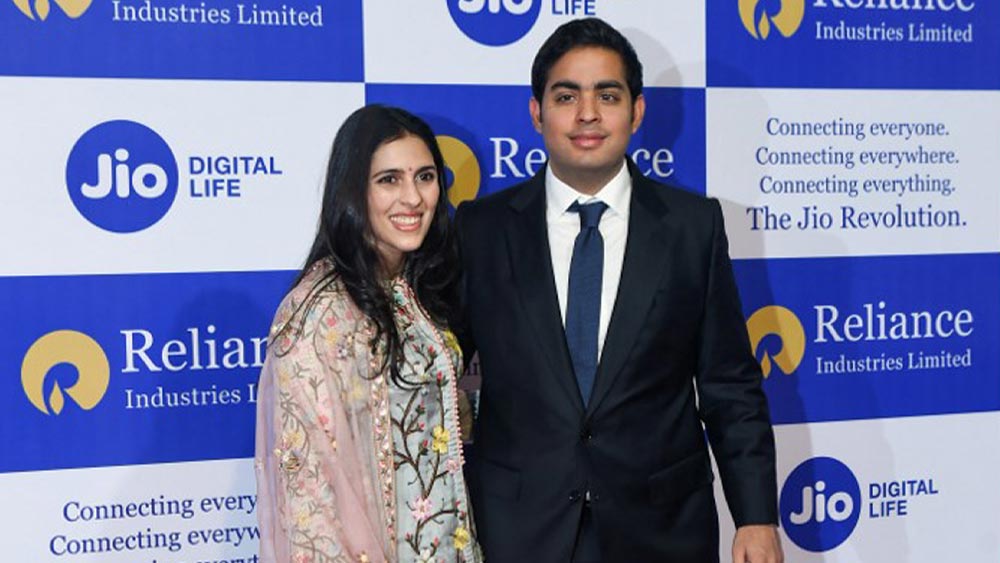 ওই বছর ডিসেম্বর মাসেই তাঁরা বিবাহবন্ধনে আবদ্ধ হন। বান্দ্রা কুরলা কমপ্লেক্সের জিয়ো ওয়ার্ল্ড সেন্টারে তাঁরা বিয়ে করেন। এই অনুষ্ঠানে বলিউডের বহু তারকা উপস্থিত ছিলেন।