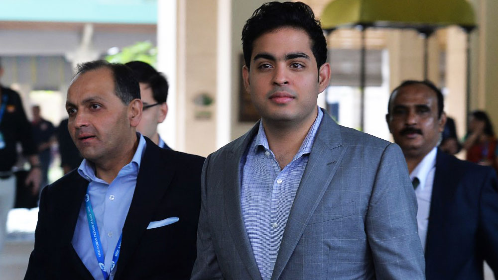 বর্তমানে সংস্থার নন-এগজিকিউটিভ ডিরেক্টর পদ থেকে চেয়ারম্যান পদে তাঁর উঠে আসার ফলে দায়িত্বভারও  বেড়েছে অনেক। অম্বানী-পুত্র কি বাবার দেখানো পথ অনুসরণ করেই চলবেন, নাকি জিয়ো নিয়ে তাঁর ভিন্ন পরিকল্পনা রয়েছে, সেটাই দেখার।