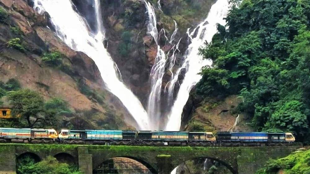 গোয়া-কর্নাটক রেলপথ, ভারত: গোয়ার ভাস্কো-ডা-গামা থেকে কর্নাটকের লোন্ডা সড়কপথে যেতে তিন ঘণ্টার কাছাকাছি সময় লাগে। কিন্তু এই একই পথ যদি ট্রেনে যাওয়া হয়, তবে চার থেকে পাঁচ ঘণ্টা সময় লাগবে। সময় বেশি লাগলেও এই ট্রেনগুলি যে পথে যাতায়াত করে, তার সৌন্দর্য মন মাতাবেই। সবুজ পাহাড়ের মাঝে, জলপ্রপাতের সামনে দিয়ে ট্রেনগুলি চলাচল করে।