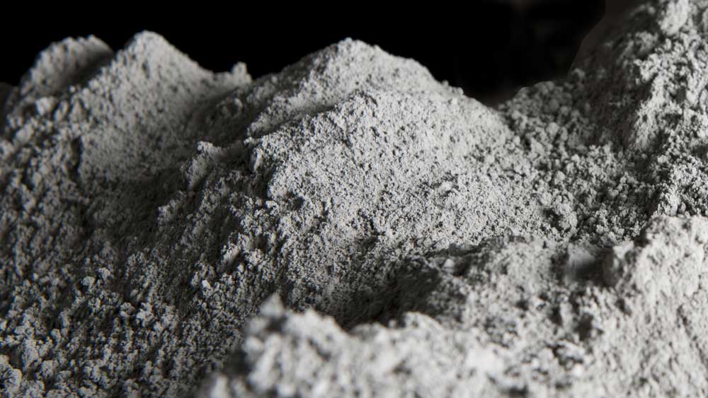 বাংলাদেশের সংবাদমাধ্যমের দাবি, সে দেশে এই মুহূর্তে ৫০ কেজির এক বস্তা সিমেন্টের দাম ৪৫০ থেকে ৫০০ টাকা।