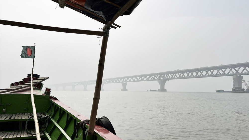 আব্দুল আরও জানিয়েছেন, প্রতিটি স্তম্ভের নীচে রয়েছে বড় বড় সিমেন্টের চাঁই।