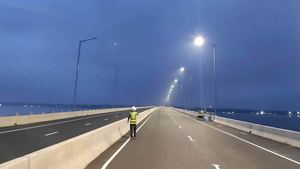 পদ্মা সেতুর নকশার দায়িত্ব দেওয়া হয়েছিল নিউজিল্যান্ডের এইসিওম-কে। ২০০৯ সালে এই সংস্থা সেতুর নকশা তৈরির কাজ শুরু করে। তাদের সঙ্গে ছিল অস্ট্রেলিয়ার এসমেস ইন্টারন্যাশনাল লিমিটেড, কানাডার নর্থ ওয়েস্ট হাইড্রলিক কনসালটেন্টস ও বাংলাদেশি এসিই কনসালটেন্টস লিমিটেড।