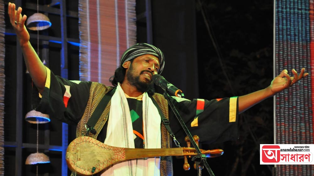 পারিবারিক কারণেই লোকসঙ্গীত, লালনগীতি ও কীর্তনকে ভালবেসে ফেলেন বাবু। 