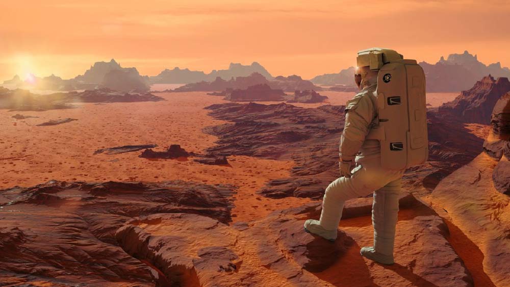 এ-ও দাবি করা হচ্ছে যে, মঙ্গলে পৌঁছনোর পর তিনি আর পৃথিবীতে ফিরে আসবেন না। তিনিই না কি পৃথিবীর প্রথম মানুষ, যিনি মঙ্গল গ্রহে গিয়ে বসবাস করবেন।