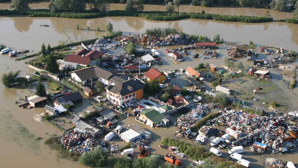 জলের মাত্রা কমার সঙ্গে সঙ্গে বাড়িটি আবার মাটিতে নেমে আসবে।