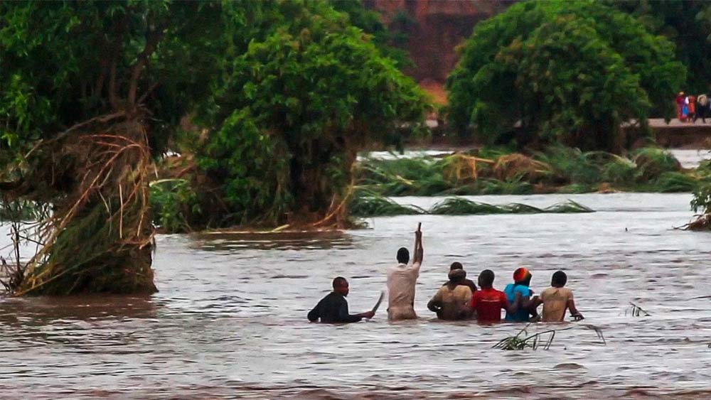 সারা পৃথিবীতে দক্ষিণ এবং পূর্ব এশিয়া সবচেয়ে বেশি বন্যাপ্রবণ। বহু মানুষকে এই কারণে বাড়িছাড়া হতে হয়েছে।