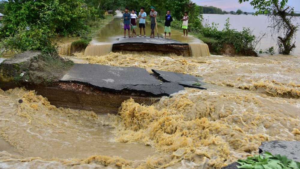 যত রকমের বৈদ্যুতিক সংযোগ তা বাড়ির উপরের দিকেই থাকবে, যাতে ভেসে ওঠার সময় জলের সংস্পর্শে এসে ক্ষতিগ্রস্ত না হয়।