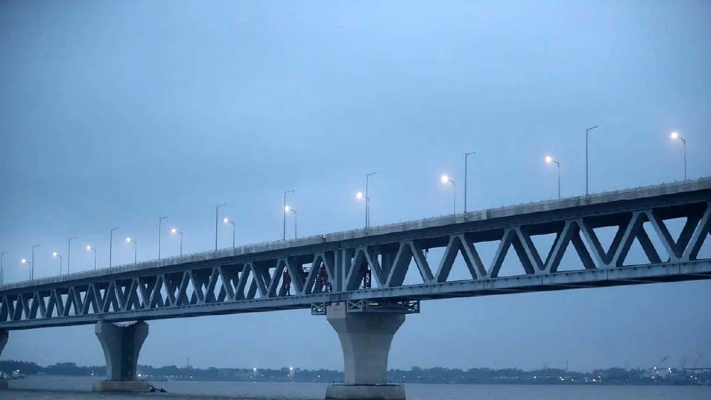 প্রায় দু’দশকের পরিকল্পনার পর তৈরি হয়েছে পদ্মা সেতু। ২০০৭ সালে পদ্মা সেতুর জন্য প্রথম বাজেট পাশ করা হয়। সেই সময় দাঁড়িয়ে এই সেতু তৈরির জন্য ১০ হাজার ১৬২ কোটি টাকা খরচ হবে বলে বাজেটে উল্লেখ করা হয়।