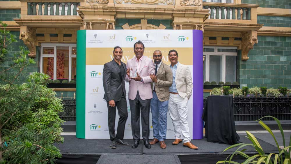 লন্ডনে আন্তর্জাতিক টেনিস ফেডারেশনের ‘গোল্ডেন অ্যাচিভমেন্ট ২০২১’ পুরস্কার নিয়ে বিজয় অমৃতরাজ। 