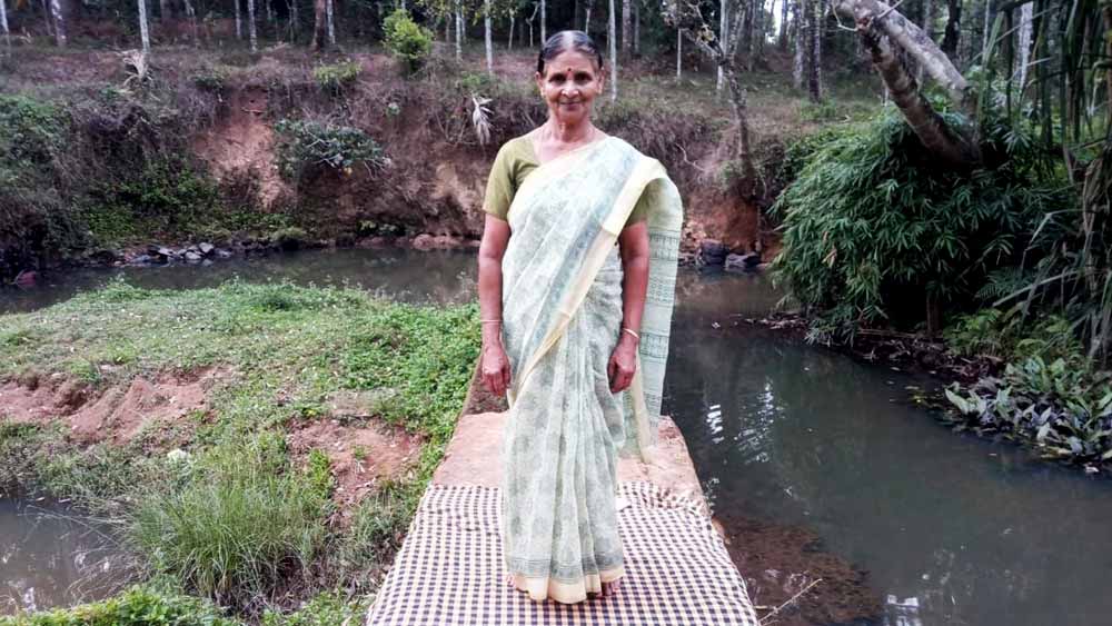 ৫৭ বছর বয়সি রাধা নিজে বইয়ের পোকা। তবে ‘চলমান পাঠাগার’-এর কাজটা নিয়েছিলেন খানিকটা সাংসারিক চাপে। একটা কোম্পানির কাজ করতেন। কিন্তু তাতে ছেলেমেয়ের পড়াশোনা চালাতে খুব সমস্যা হচ্ছিল। তাই একটা পার্ট টাইম কাজ খুঁজছিলেন রাধা।