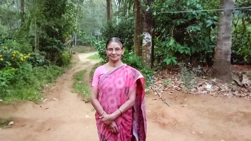 রাধার কথায়, ‘‘এক সময় অতিরিক্ত রোজগারের আশায় এই কাজটা নিয়েছিলাম। এখন ছেলেমেয়েরা মোটামুটি প্রতিষ্ঠিত। কিন্তু আমি এই কাজটাকে ভালবেসে ফেলেছি।’’