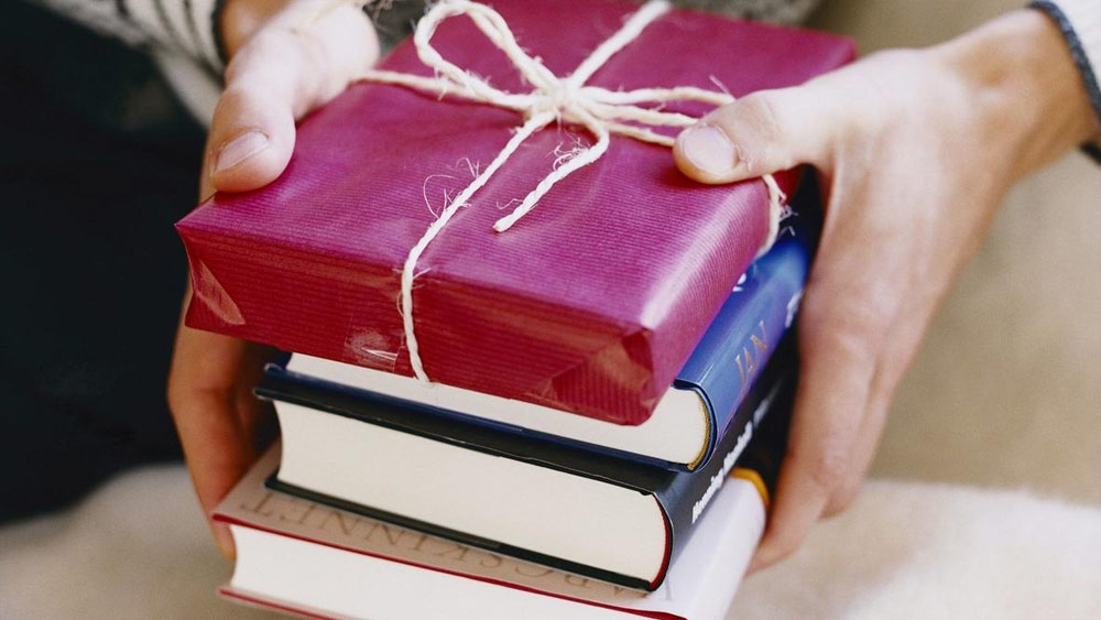 প্রথম যখন পুরসভা এই চলমান গ্রন্থাগারের উদ্যোগ আনল, গ্রামবাসীদের মধ্যে খুব একটা আগ্রহ দেখা যায়নি। রাধা জানান, প্রথম প্রথম তাঁকে আমল দিতেন না কেউ। কিছু দিন পর গ্রাহক সংখ্যা হয় ৬০। 