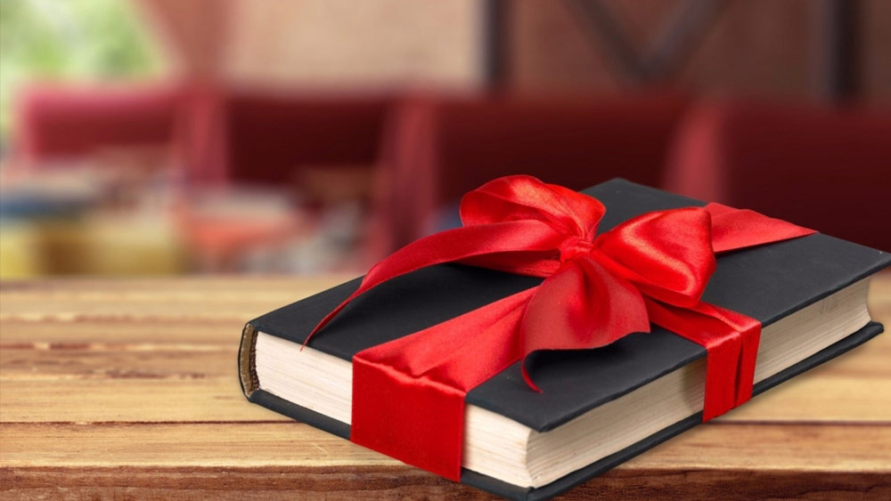 যত দিন গিয়েছে, বই পড়ার নেশা তিনি ছড়িয়ে দিতে পেরেছেন। এখন কয়েকশো গৃহিণী নিয়মিত তাঁর কাছ থেকে বই নিয়ে পড়াশোনা করেন। সবাই অবসরের সঙ্গী করেছেন রাধার পৌঁছে দেওয়া বইকে। 