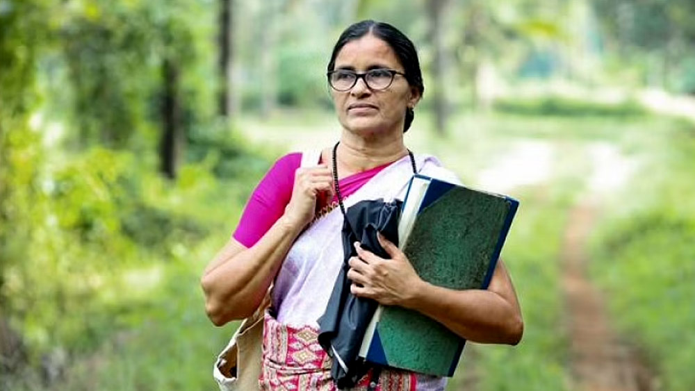 প্রকাশ্যে নেশা ছড়ান তিনি, নাম রাধা, পরিচয় ‘চলমান পাঠাগার’!
