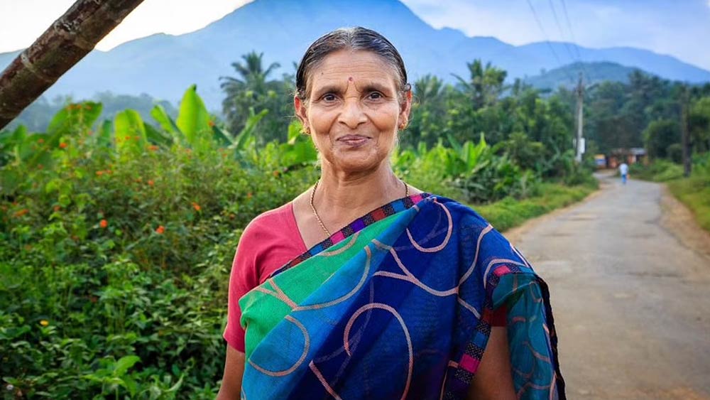 বয়স হচ্ছে। কিন্তু রাধা এখনও হেঁটে চলেছেন। এখন তো আর পরিবারে অর্থাভাব নেই। কেন করেন এই কাজ? রাধার উত্তর, ‘‘বইয়ের গন্ধ ভাল লাগে।’’