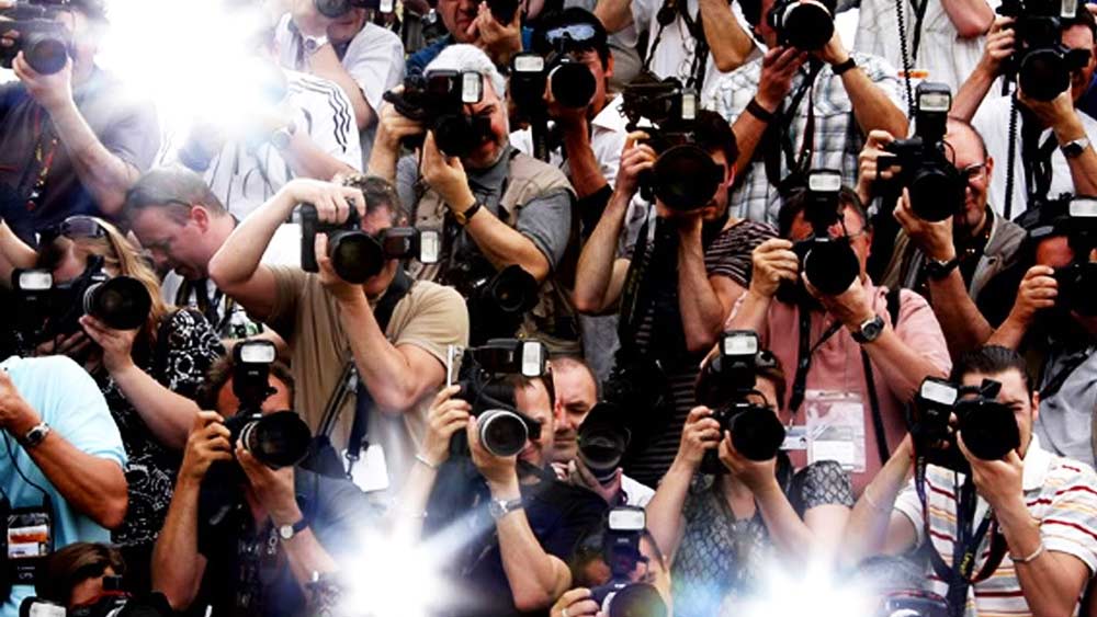 হলিউড, বলিউড অথবা টলিউড— সিনেমা জগতের সঙ্গে যুক্ত তারকাদের শুধু মাত্র কর্মজীবনই নয়, ব্যক্তিগত জীবন নিয়েও কৌতূহল থাকে পাপারাৎজিদের। তাঁদের জীবনসঙ্গী থেকে শুরু করে ছেলেমেয়েদের জীবনও ক্যামেরায় লেন্সবন্দি করার চেষ্টা চলতেই থাকে অনবরত।