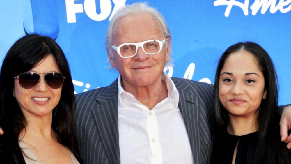 ‘থর’ সিনেমায় ওডিনের চরিত্রে অথবা ‘দ্য সাইলেন্স অব দ্য ল্যাম্বস’ ছবিতে হ্যানিবালের ভূমিকায় অভিনয় করে দর্শকের মন জিতেছিলেন হলিউডের প্রখ্যাত অভিনেতা অ্যান্থনি হপকিন্স। তাঁর স্ত্রী পেট্রোনেল্লা বার্কারের সঙ্গে বিবাহবিচ্ছেদের পরে তাঁর মেয়ের সঙ্গেও সম্পর্কে ছেদ পড়ে।