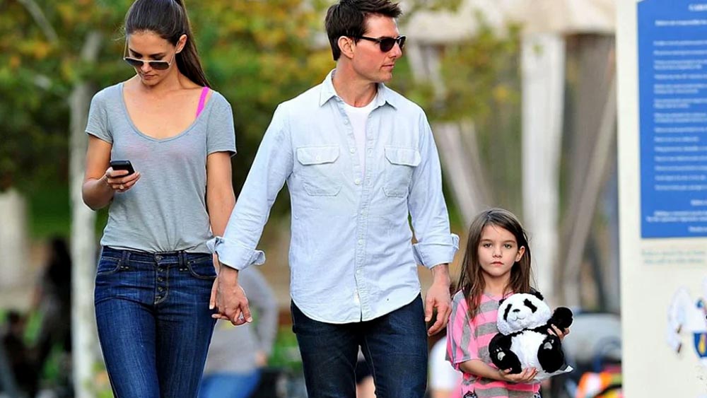 অভিনেতা টম ক্রুজের ক্ষেত্রেও একই ঘটনা ঘটে। ২০১২ সালে কেটি হোমসের সঙ্গে বিচ্ছেদের পর প্রায় ১০ বছর তাঁর মেয়ের সঙ্গে কোনও সম্পর্ক রাখেননি টম।