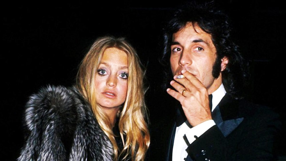 আমেরিকান ব্যান্ড হাডসন ব্রাদার্স এর গায়ক ছিলেন বিল হাডসন। পরে অবশ্য হলিউড ছবিতেও অভিনয় করতে দেখা গিয়েছে তাঁকে। হলিউড অভিনেত্রী গোল্ডি হনের সঙ্গে তাঁর সম্পর্ক গড়ে ওঠে এবং ১৯৭৬ সালে তাঁরা দু’জন বিয়ে করেন। তবে তাঁদের বৈবাহিক জীবন সুখকর ছিল না।