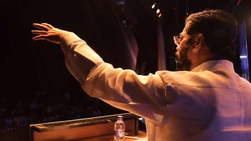 শেষবেলায় বদলে গেল নকশা। ফডণবীস নয়, মহারাষ্ট্রের মুখ্যমন্ত্রী হলেন একনাথ শিন্ডে। উদ্ধব সরকারের বিদ্রোহী বিধায়ক বসছেন মুখ্যমন্ত্রীর কুর্সিতে।