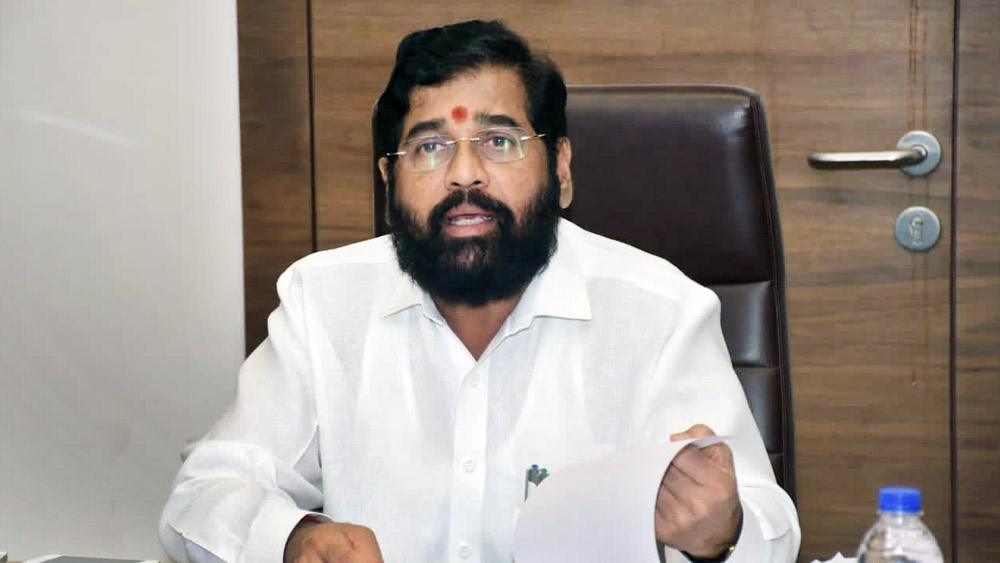 আশির দশকে কলেজের পড়া ছেড়ে বালাসাহেবের ডাকে সাড়া দিয়েই সক্রিয় রাজনীতিতে পা রেখেছিলেন শিন্ডে। আদতে মহারাষ্ট্রের সাতারার বাসিন্দা হলেও রাজনীতির ক্ষেত্র হিসেবে বেছে নিয়েছিলেন শিবসেনার শক্ত ঘাঁটি ঠাণেকে।