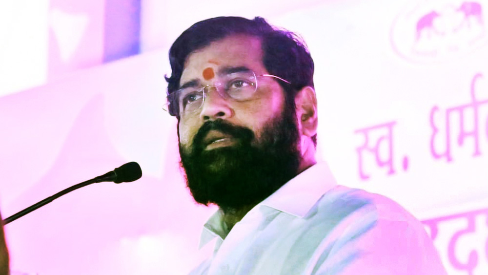 ঘটনাচক্রে সেই শিন্ডের ‘তৎপরতাতেই’ বালাসাহেব-পুত্র ক্ষমতা হারালেন। এখন মহারাষ্ট্রের স্টিয়ারিং  অটোচালক শিন্ডের হাতে।