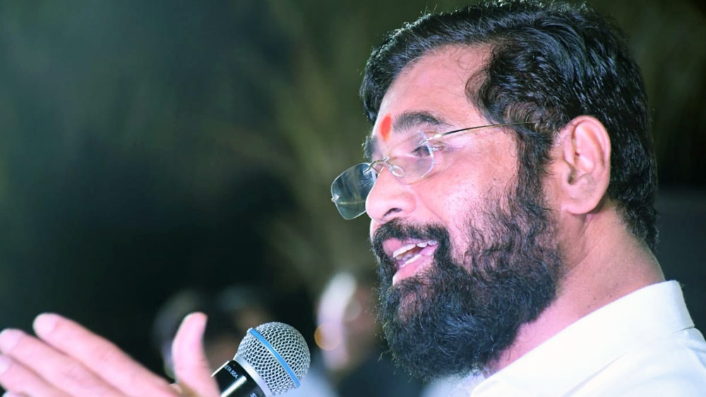 মহারাষ্ট্রের সাতারায় নিম্ন মধ্যবিত্ত মরাঠি পরিবারে জন্ম একনাথ শিন্ডের। পরে তাঁর পরিবার চলে যায় ঠাণেতে। সেখানেই পড়াশোনা শিন্ডের। পরিবারের পাশে দাঁড়ানোর জন্য অল্প বয়সেই রোজগার শুরু করেন। শুরু করেন অটো রিকশা চালানো।