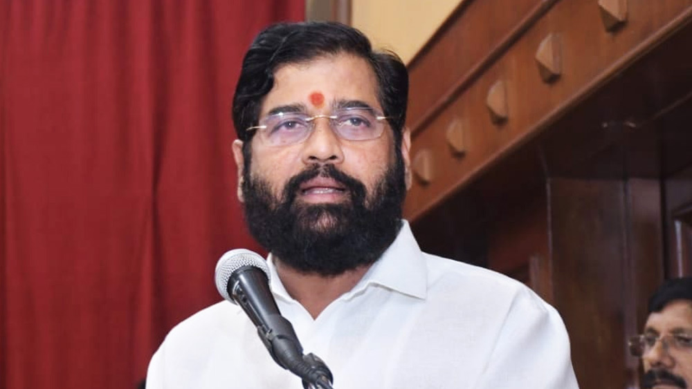 পশ্চিম মহারাষ্ট্রের প্রভাবশালী নেতা শিন্ডে ভোট-রাজনীতিতে পা দিয়েছিলেন ১৯৯৭ সালে। ঠাণে পুরসভার নির্বাচনে জিতে।