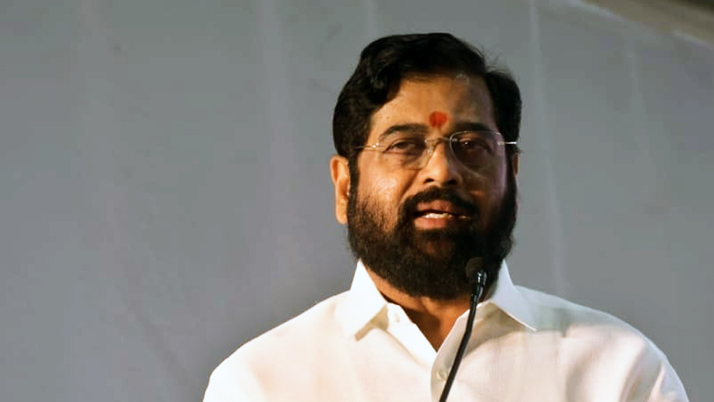 মহারাষ্ট্র বিধানসভায় বিরোধী দলনেতার দায়িত্বও পালন করেছেন তিনি। ২০১৪ সালে বিজেপি-শিবসেনা জোট সরকারের মন্ত্রী হন শিন্ডে।