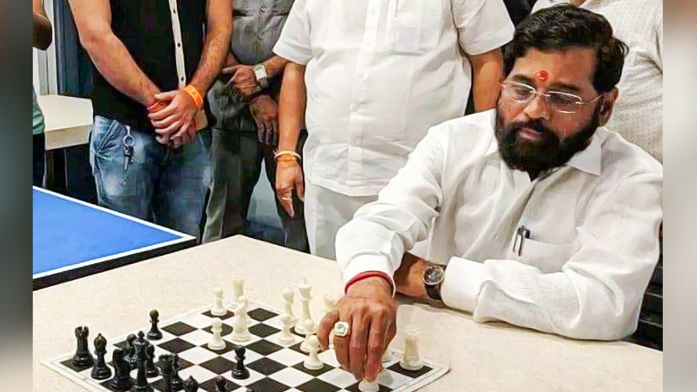 একনাথ শিন্ডে দাবি করেছিলেন, তিনি বিজেপিতে যোগ দেবেন না। বিজেপিতে যাওয়ার কোনও ইচ্ছে নেই তাঁর।