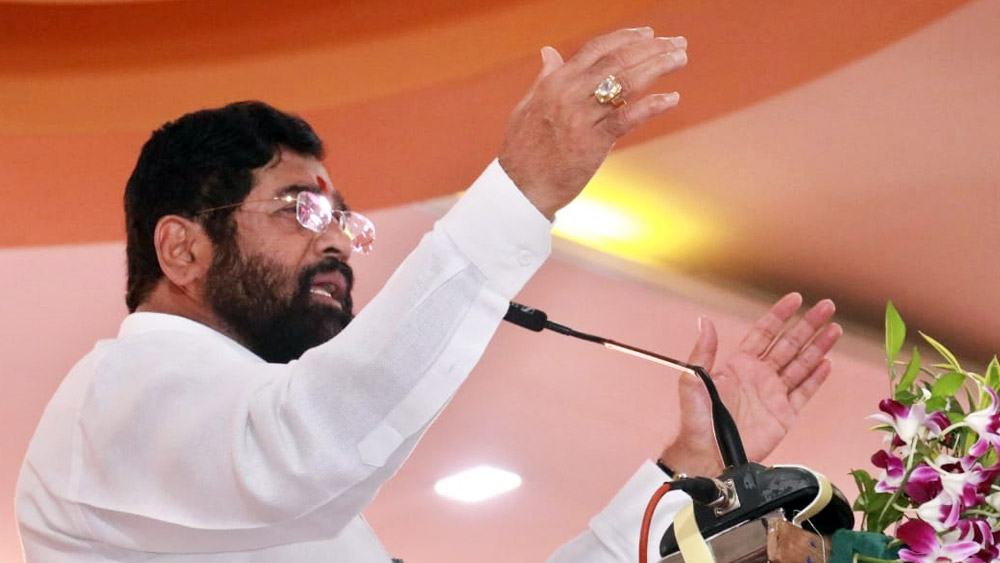 একনাথ দাবি করেন, বালাসাহেবের আদর্শ থেকে বিচ্যুত হয়েছে শিবসেনা। হিন্দুত্ববাদ আদর্শ থেকে সরে আসছে দল।