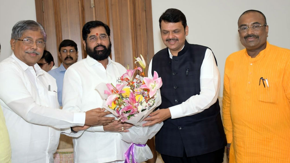 সেই শিন্ডে প্রাক্তন মুখ্যমন্ত্রী তথা মহারাষ্ট্রের বিজেপি প্রধান দেবেন্দ্র ফডণবীসের পাশে দাঁড়িয়ে বললেন, ‘‘বালাসাহেবের হিন্দুত্বের কথা ভেবে এই সিদ্ধান্ত নিয়েছি। প্রতিটি কেন্দ্রে উন্নয়নমূলক কাজ করতে প্রতিশ্রুতিবদ্ধ। আমাদের সঙ্গে ৫০ জন বিধায়ক আছেন।