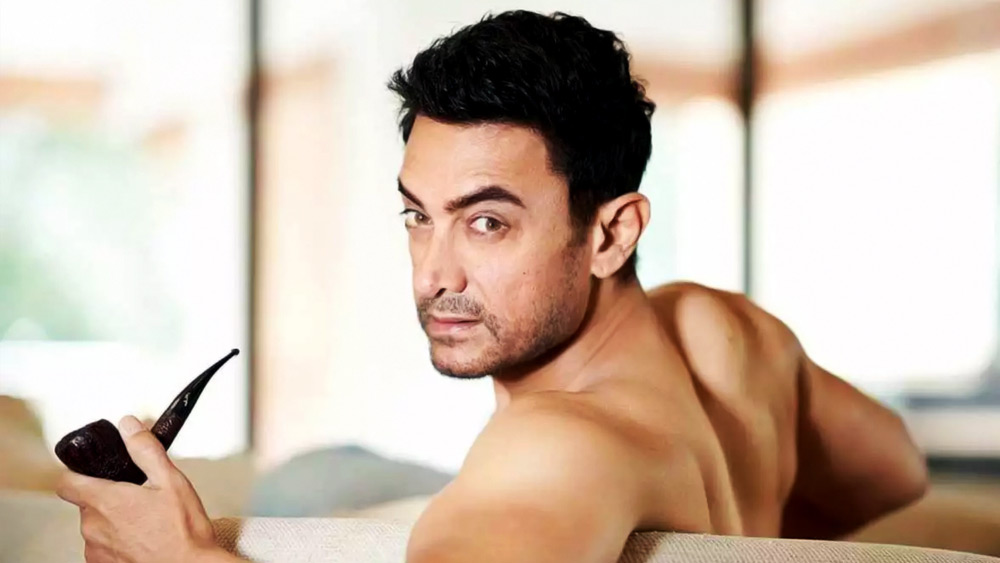 ভারতীয় চলচ্চিত্র জগতের ‘পারফেকশনিস্ট’ হিসাবে সুনাম রয়েছে আমির খানের। তিন দশক ধরে তিনি বলিউডের একের পর এক হিট ছবি উপহার দিয়ে যাচ্ছেন। সম্প্রতি আমির অভিনীত ‘লাল সিং চড্ডা’ মুক্তি পেতে চলেছে। ইন্ডাস্ট্রির ‘পারফেকশনিস্ট’ হলেও উচ্চতার দিক থেকে তিনি ছয় ফুটের গণ্ডি পেরোতে পারেননি। তাঁর উচ্চতা পাঁচ ফুট তিন ইঞ্চি। বলিউডের সবচেয়ে কম উচ্চতাসম্পন্ন অভিনেতাদের তালিকায় আমির তৃতীয় স্থানে রয়েছেন।