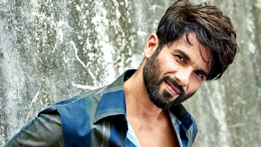 অভিনেতা নয়, কেরিয়ারের প্রথম জীবনে ‘দিল তো পাগল হ্যায়’, ‘তাল’-এর মতো হিট ছবিতে ব্যাকগ্রাউন্ড ডান্সারের ভূমিকা পালন করেছিলেন শহিদ কপূর। ২০০৩ সালে ‘ইশক ভিশ্‌ক’ সিনেমা থেকে তাঁর যাত্রা শুরু। তার পর ‘জব উই মেট’, ‘কামিনে’, ‘জার্সি’-এর মতো ছবি উপহার দিয়ে গিয়েছেন দর্শকদের। বলিউডের ‘কবীর সিং’-এর উচ্চতা পাঁচ ফুট চার ইঞ্চি।