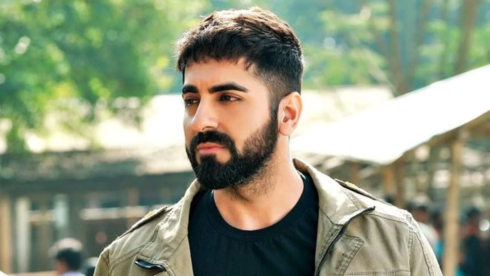 শুধু সিনেমায় অভিনয় নয়, তাঁর ছবিতে গান গেয়েও বড় মাপের গায়কদের টেক্কা দিচ্ছেন অভিনেতা আয়ুষ্মান খুরানা। তিনি যে ছবিগুলিতে অভিনয় করেন, সেগুলি দর্শকদের মনে কোথাও গিয়ে প্রশ্ন তোলে। সম্প্রতি প্রেক্ষাগৃহে মুক্তি পেয়েছে আয়ুষ্মান অভিনীত ‘অনেক’ ছবিটি। উত্তর-পূর্ব ভারতে সৃষ্ট জটিল পরিস্থিতির উপর এই ছবিটি বানানো হয়েছে। অভিনয় ও গায়ক হিসাবে বলিউডের শীর্ষ স্থানে থাকা আয়ুষ্মানের উচ্চতা পাঁচ ফুট পাঁচ ইঞ্চি।