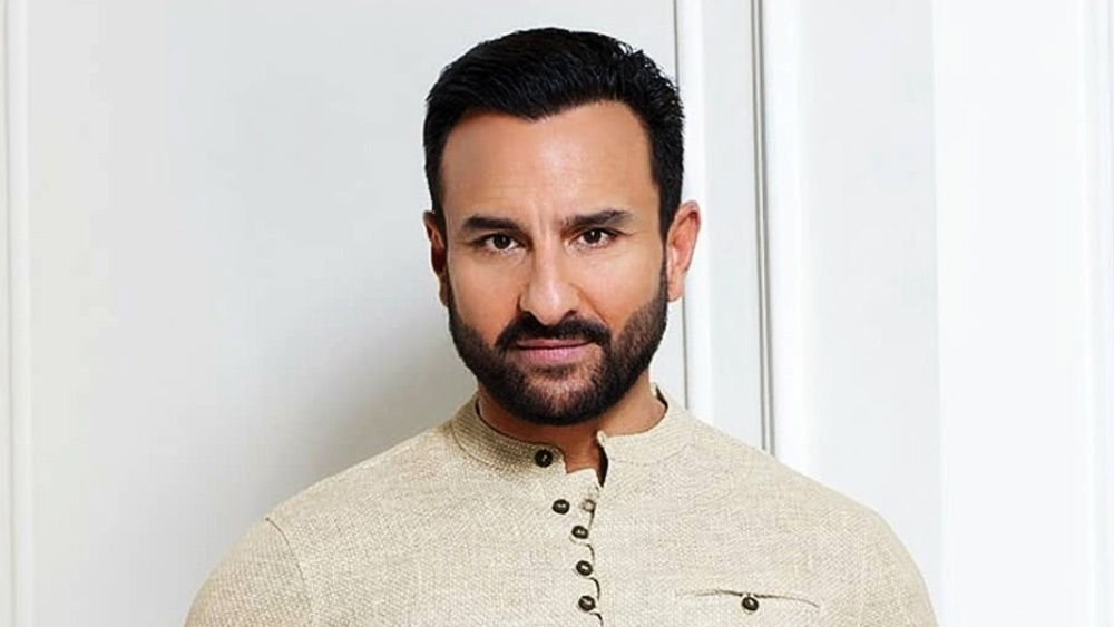 নব্বইয়ের দশকে প্রচুর হিট ছবিতে অভিনয় করেছেন সইফ আলি খান। হাস্যরস ও নাটকীয়তায় পরিপূর্ণ কোনও চরিত্রই হোক বা কোনও ঐতিহাসিক চরিত্র— সব চরিত্রই বড় পর্দায় নিখুঁত ভাবে ফুটিয়ে তুলেছেন তিনি। এই রাজপুত অভিনেতার উচ্চতাও পাঁচ ফুট পাঁচ ইঞ্চি।