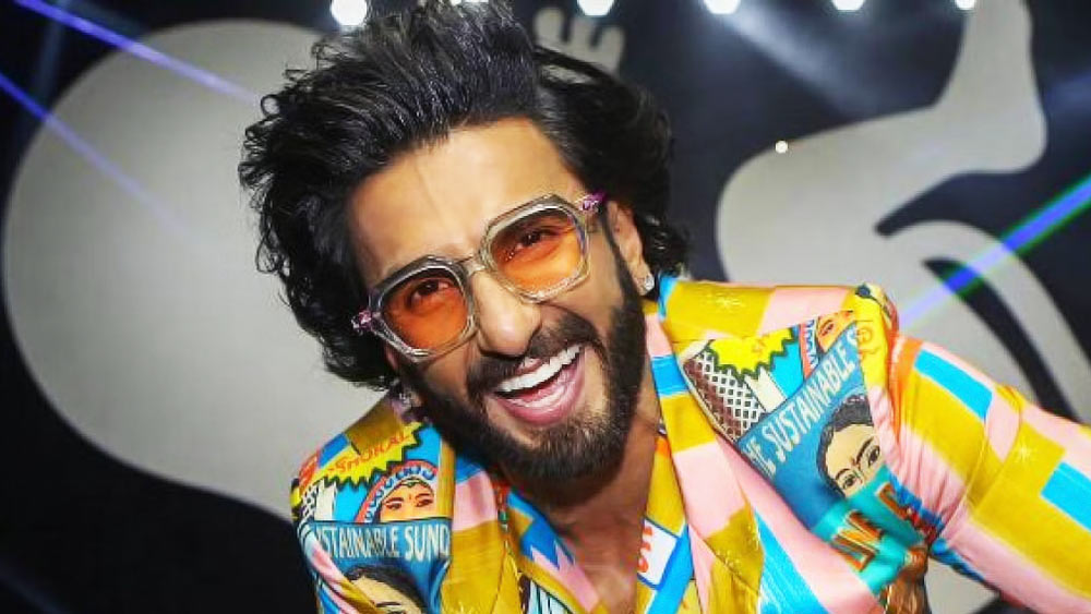 বি-টাউনে আগমন মাত্র ১২ বছর। পেশোয়া বাজিরাও থেকে আলাউদ্দিন খলজী, এমনকি কপিল দেবের ভূমিকায় অভিনয় করে ইতিমধ্যেই দর্শকদের মনের মণিকোঠায় বিরাজ করছেন রণবীর সিংহ। বলিউডের ‘গাল্লি বয়’-এর উচ্চতা পাঁচ ফুট আট ইঞ্চি।