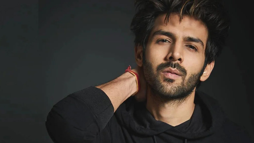 ‘ভুল ভুলাইয়া ২’ বক্স অফিসে থেকে বিপুল পরিমাণ অর্থ উপার্জন করেছে। ‘পয়্যার কা পঞ্চনামা’-এর ‘রজ্জো’ই হোক বা ‘ভুল ভুলাইয়া’-র ‘রুহ্ বাবা’— কমেডি সিনেমার প্রচলিত মুখ কার্তিক আরিয়ান। এই অভিনেতার উচ্চতা পাঁচ ফুট আট ইঞ্চি।