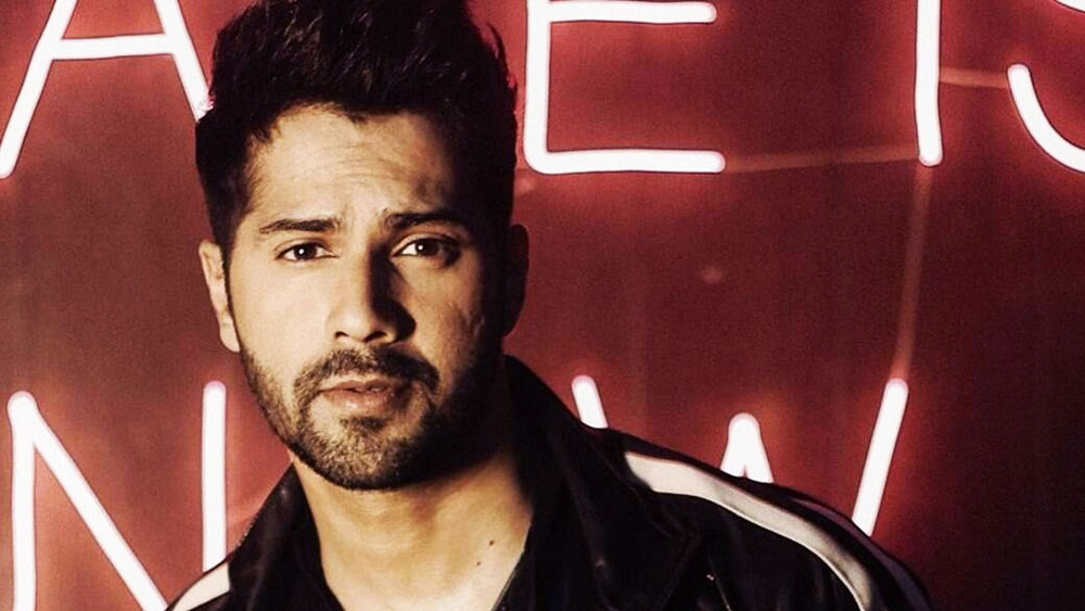 ‘স্টুডেন্ট অব দ্য ইয়ার’ ছবির মাধ্যমে অভিনয় জগতে পা রেখেছিলেন বরুণ ধাওয়ান। এর পর আর তাঁকে ফিরে তাকাতে হয়নি। কমেডির চরিত্রেই হোক বা কোনও গুরুগম্ভীর চরিত্রে— বরুণ সব চরিত্রেই দক্ষতার সঙ্গে অভিনয় করেন। ডেভিড-পুত্রের উচ্চতা পাঁচ ফুট সাত ইঞ্চি।