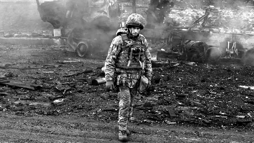 কাসপারভের প্রশ্ন  রাশিয়া যখন ইউক্রেনের প্রান্তে নৌবহর সাজাচ্ছে আমেরিকা তখন চুপ করে ছিল কেন? ইউরোপ কেন কিছু বলেনি? নিজেদের স্বার্থের কথা ভেবেই কি চুুপ করেছিল তারা?