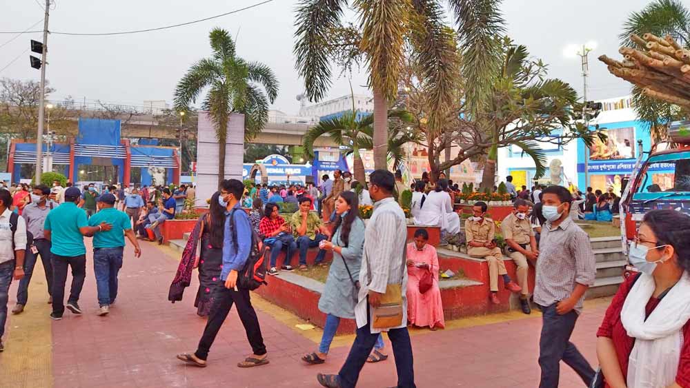 যদি ট্রেনে করে যেতে চান তবে নামতে হবে বিধাননগর রোড বা উল্টোডাঙ্গা স্টেশনে।