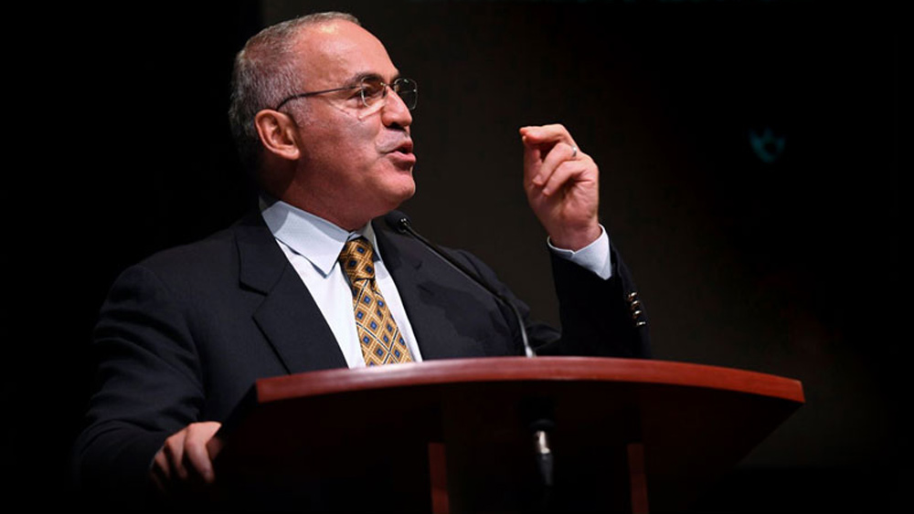 দাবার দুনিয়ায় আজও সম্মানিত কাসপারভ। আটবারের বিশ্ব চ্যাম্পিয়ন। তবে অবসর নেওয়ার পর এই কাসপারভ চলে আসেন সক্রিয় রাজনীতিতে। রাশিয়ার প্রেসিডেন্ট হওয়ার দৌড়ে পুতিনের বিরুদ্ধে ভোটে দাঁড়িয়েওছিলেন।