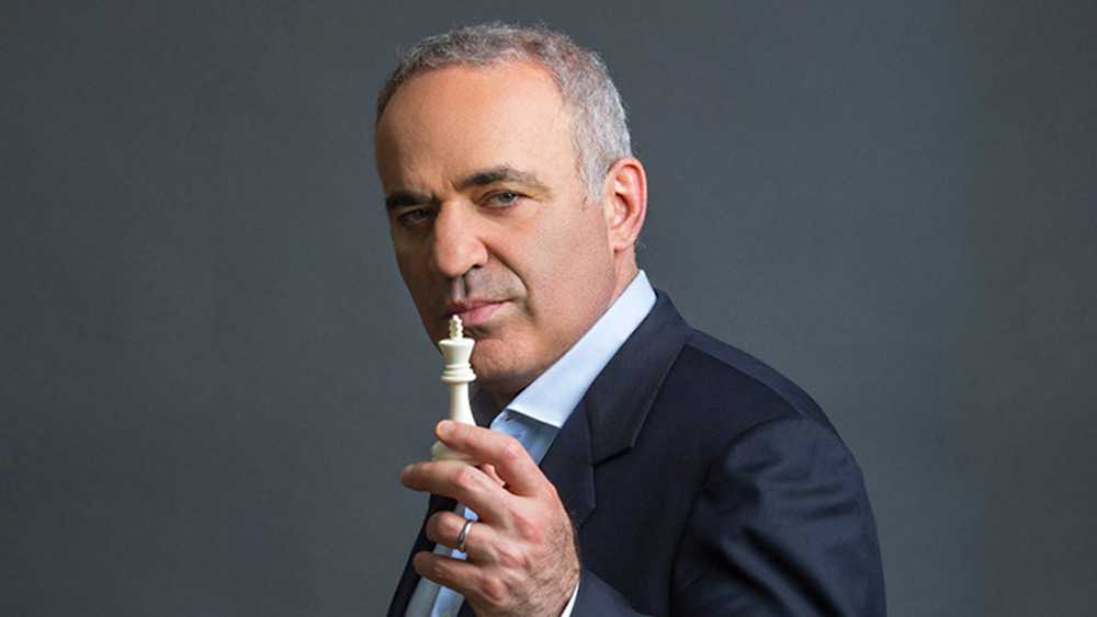 কাসপারভের ব্যাখ্যা, পুতিন ভাবতে পারেননি, ‘রাজা’ জেলেনস্কিকে চারপাশে ঘিরে কিভে এমন দুর্ভেদ্য দুর্গ তৈরি করতে পারে ইউক্রেনের সেনা। ভয় পেয়ে অস্ত্র সংবরণের বদলে সিদ্ধান্ত নিতে পারে যুদ্ধ করার।