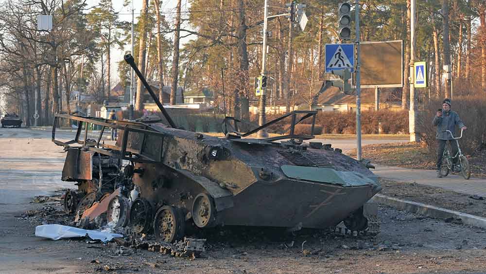 ইউক্রেনের সঙ্গে যুদ্ধে রাশিয়ার বিরুদ্ধে ভ্যাকুয়াম বোমা প্রয়োগের অভিযোগ প্রমাণিত হলে তা যুদ্ধাপরাধের সমতুল বলে মত মানবাধিকার সংগঠনগুলির। কারণ ১৯৪৯ সালের জেনিভা চুক্তি অনুযায়ী, যুদ্ধক্ষেত্রে এই বোমার ব্যবহার নিষিদ্ধ।