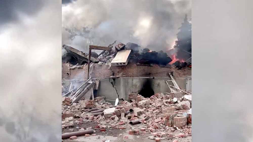 অ্যামনেস্টির অভিযোগ, শুক্রবার সকালে উত্তর-পূর্ব ইউক্রেনের একটি প্রি-স্কুলে ক্লাস্টার বোমা দিয়ে হামলা চালায় পুতিনবাহিনী। হামলায় ওই স্কুলে আশ্রয় নেওয়া এক শিশু-সহ অন্তত তিন জন নিহত হয়েছেন।