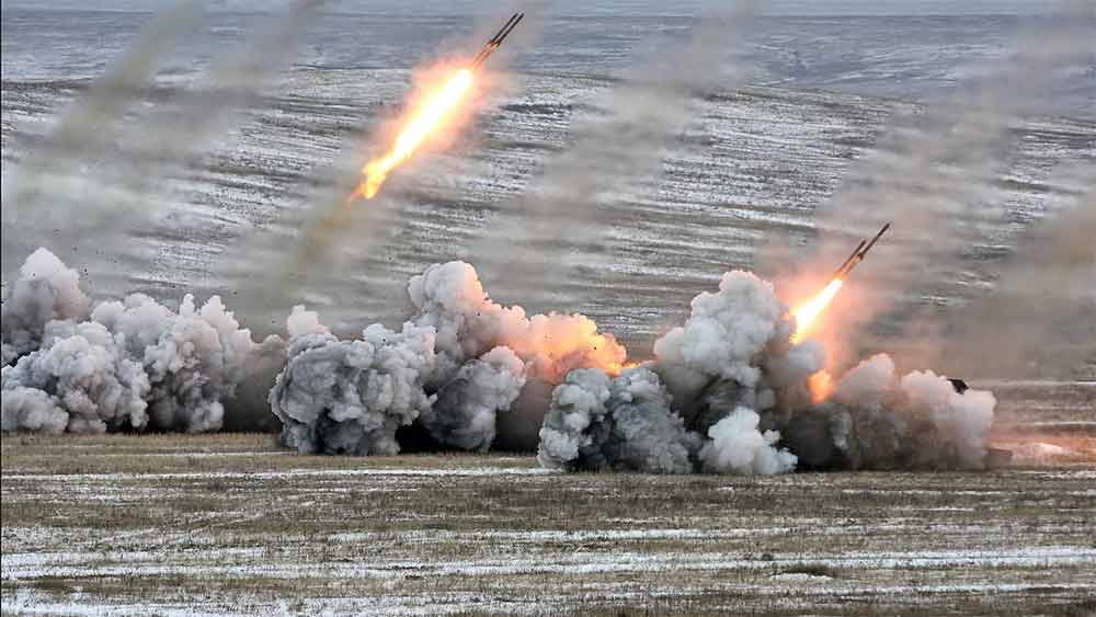 কী ভাবে কাজ করে ভ্যাকুয়াম বোমা? কেনই বা তা অন্যান্য বিস্ফোরণের থেকে বেশি সময় ধরে স্থায়ী হয়? উৎক্ষেপণকারী যন্ত্র বা রকেট লঞ্চারের সাহায্যে এই বোমা ছোড়ার পর তা বাতাস থেকে অক্সিজেন শুষে নিতে শুরু করে। ফলে অন্যান্য বোমার তুলনায় বাতাসে বিস্ফোরণের বেশি ঢেউ খেলিয়ে দেয় এটি।